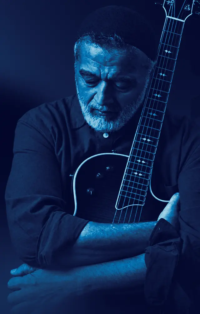 Lucky Ali holding his guitar